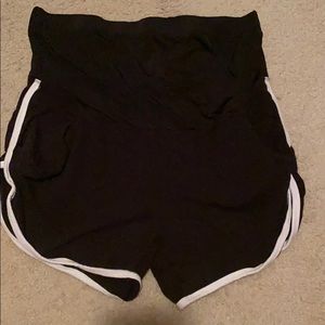 Athletic maternity shorts